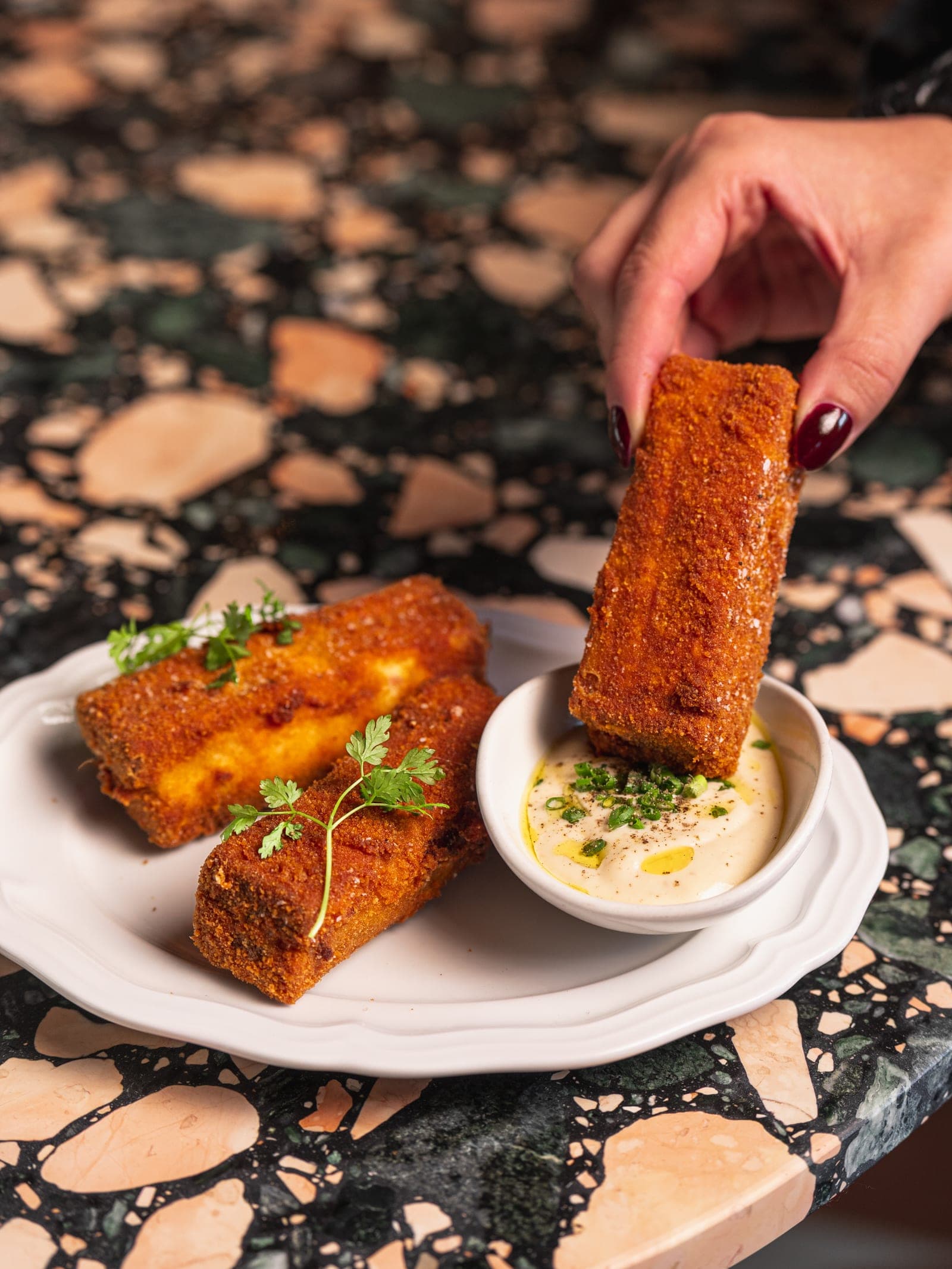 Mozzarella en carrozza with its dipping sauce