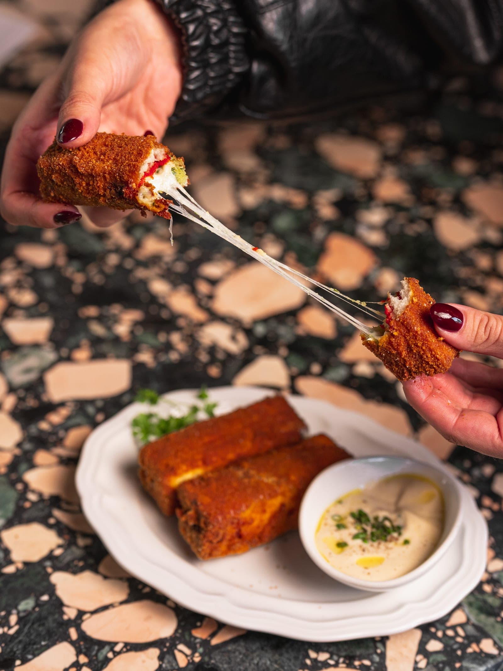Mozzarella en carrozza, stretched
