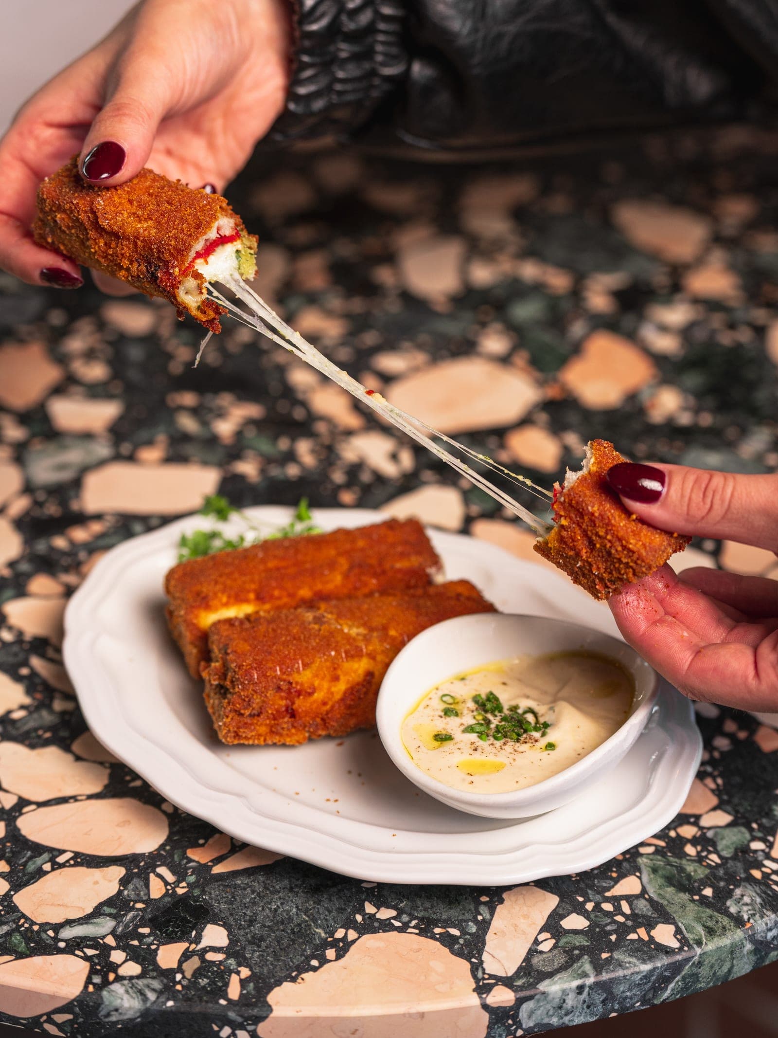 Mozzarella en carrozza, pulled apart
